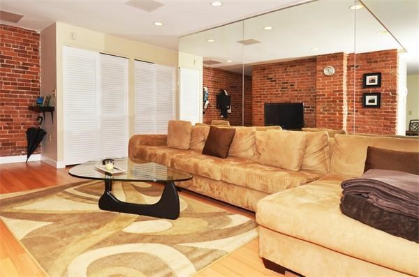 87 GAINSBOROUGH ST