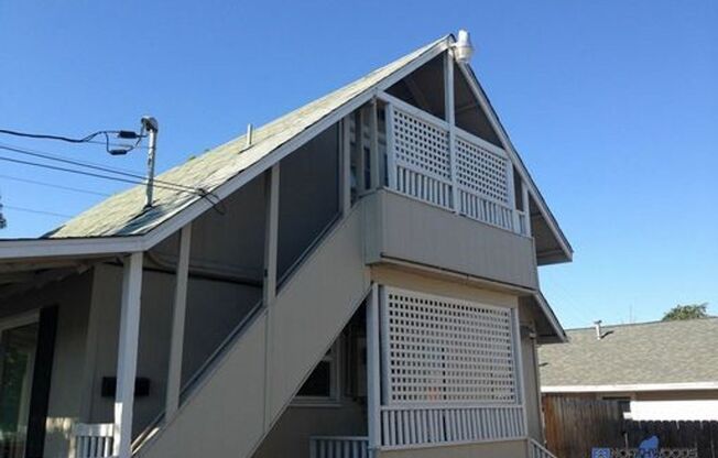 Charming upstairs studio. Close to shopping