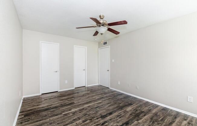 2 beds, 2 baths, 976 sqft, $1,300