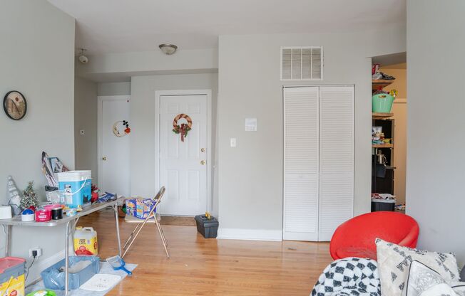 3 beds, 1 bath, 850 sqft, $1,895, Unit 3002-1S