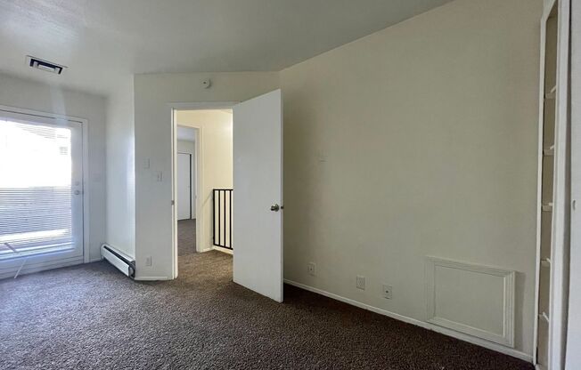 2 beds, 1 bath, 790 sqft, $915, Unit I216