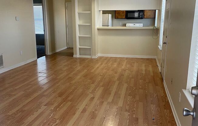 AUGUST PRE-LEASE!  Great 3 bedroom 2 Bathroom Duplex with Small Yard