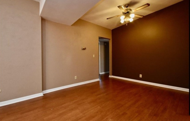 6831 N FROSTWOOD PKWY