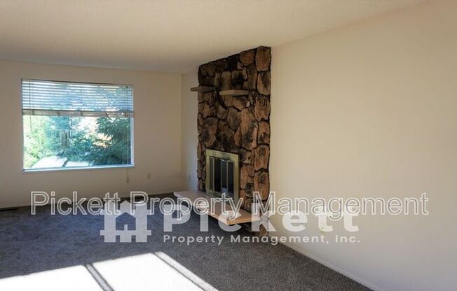 2221 NE LEXINGTON DR