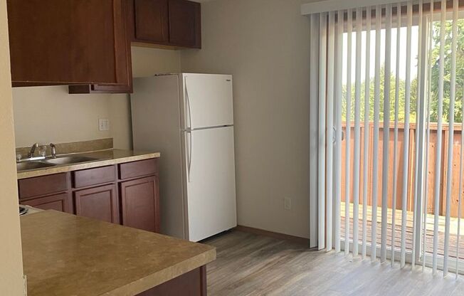 3 beds, 1 bath, 940 sqft, $1,695, Unit 5D