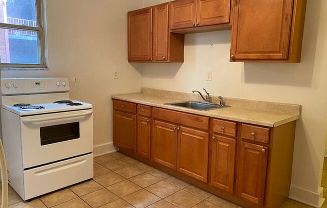 2 beds, 1 bath, $1,695, Unit 5806 Howe - 4