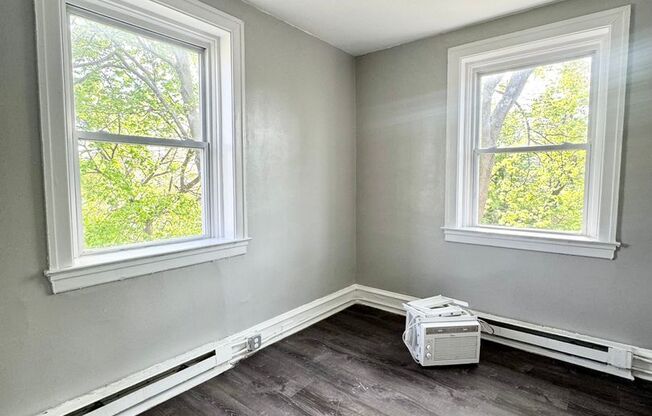 2 beds, 1 bath, $1,195, Unit F-31