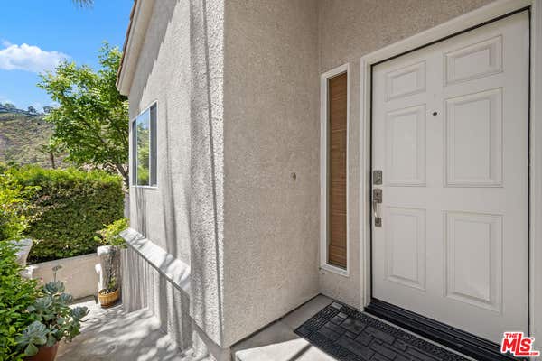 682 PALISADES DR