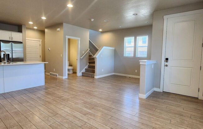 1 MONTH FREE(OAC) 4-bed, 3.5-bath Townhome Available early June
