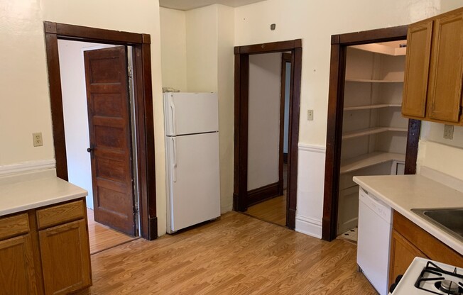 3 beds, 1 bath, $1,300, Unit 01