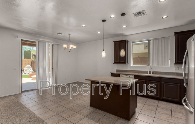 4211 N 153 DR