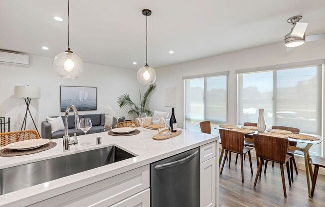 2 beds, 2 baths, 880 sqft, $3,995, Unit O