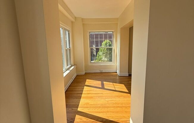 1 bed, 1 bath, 572 sqft, $1,510, Unit Old King Edward 21