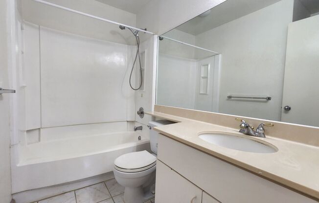 2 beds, 2 baths, $2,600, Unit # #A