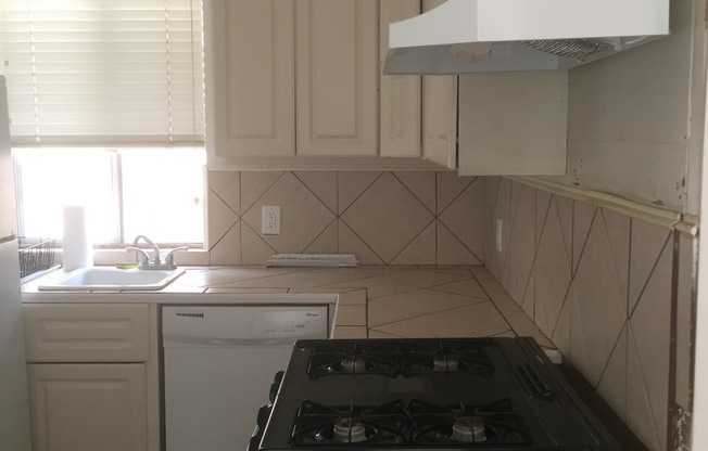 2 beds, 2 baths, $4,000, Unit A