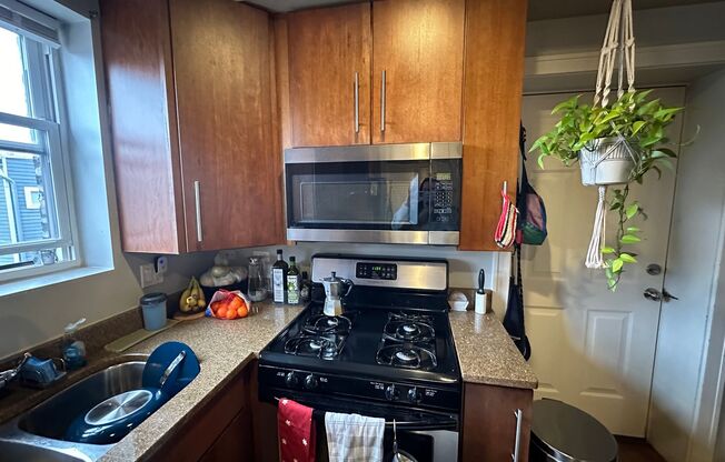 2 beds, 1 bath, $1,750, Unit 4228 #2N