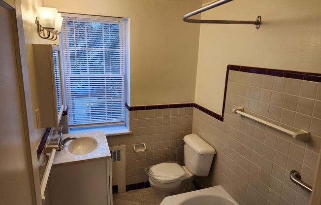 1 bed, 1 bath, 663 sqft, $2,100, Unit H-14