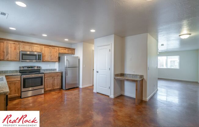 DOG-FRIENDLY 3 Bedroom Townhome with INTERNET INCLUDED!