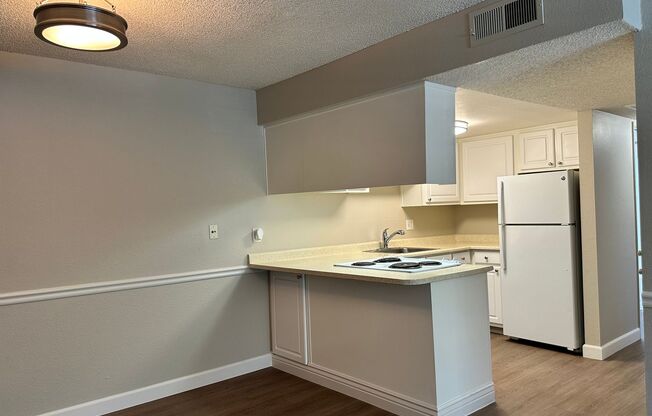 2 beds, 1 bath, 895 sqft, $1,700, Unit 490102