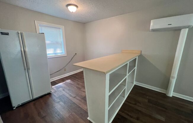 2 beds, 1 bath, $950, Unit B