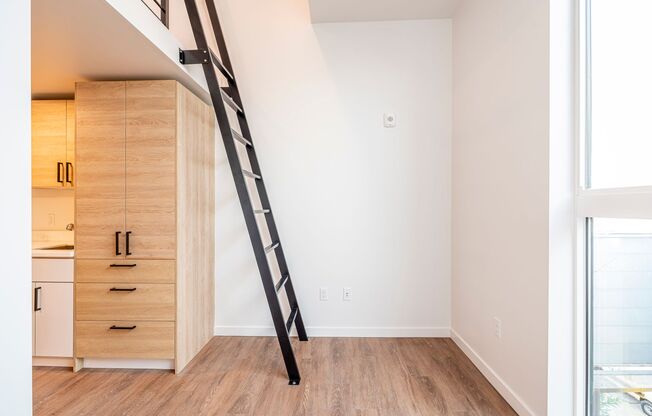 Studio, 1 bath, 270 sqft, $1,386, Unit 410