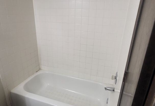 1 bed, 1 bath, 850 sqft, $950, Unit 2-221