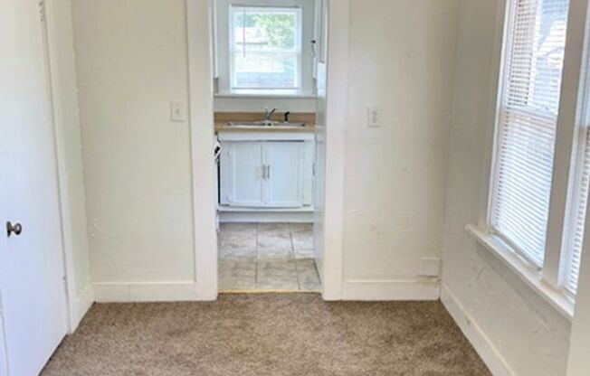 1 bed, 1 bath, 580 sqft, $785, Unit Upstairs Garage Apt