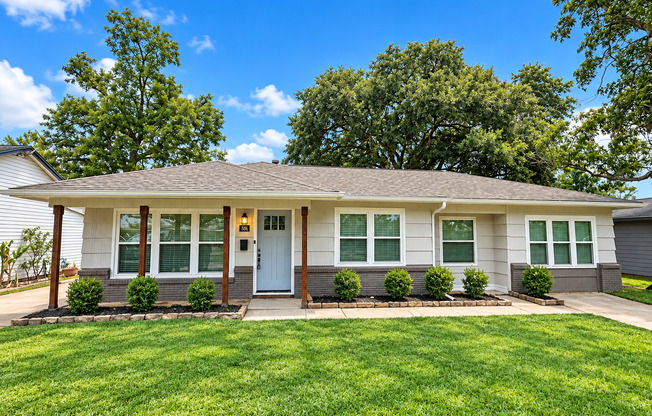 Stunning Recently Remodeled (from the studs out) 3/1/2 Home in Lake Jackson