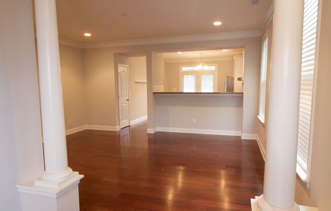 Breathtaking 2 Bd/2.5 Baths End-Unit Townhome in Popular Twin Lakes!