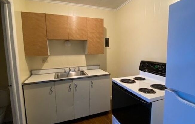 1 bed, 1 bath, $650, Unit B