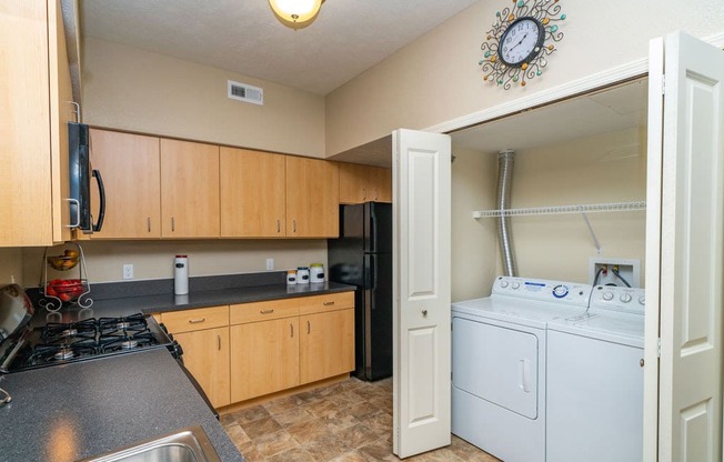 Washer And Dryer at Lynbrook Apartment Homes and Townhomes, Nebraska