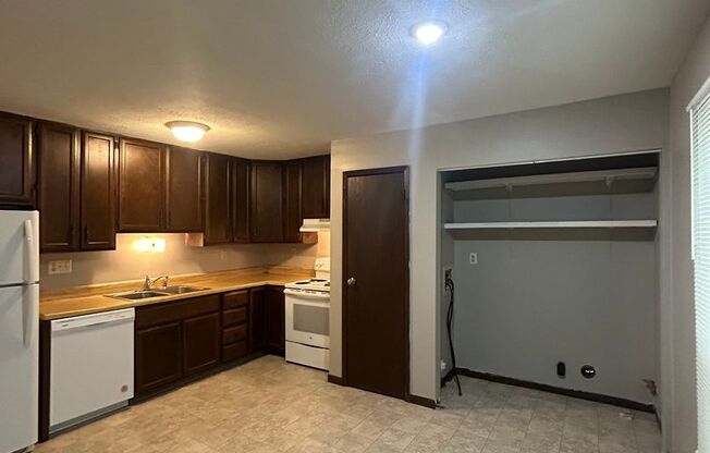 2 beds, 1 bath, 900 sqft, $949, Unit Unit A