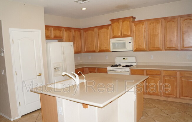3643 E HYATT LN