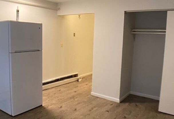 Studio, 1 bath, 400 sqft, $1,050, Unit 5