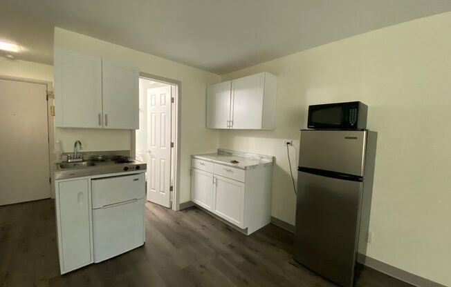 Studio, 1 bath, $725, Unit #142