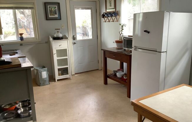 STUDIO IN ASHLAND/ PARTIALLY FURNISHED