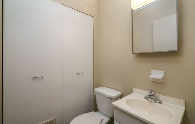 2 beds, 1.5 baths, $1,350, Unit 773 E Thurber Dr Apt. C