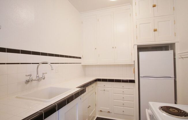 Studio, 1 bath, $1,195, Unit 04