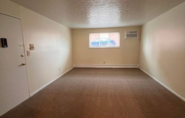 2 beds, 1 bath, $850, Unit 243 Churchill Rd. Apt. 4