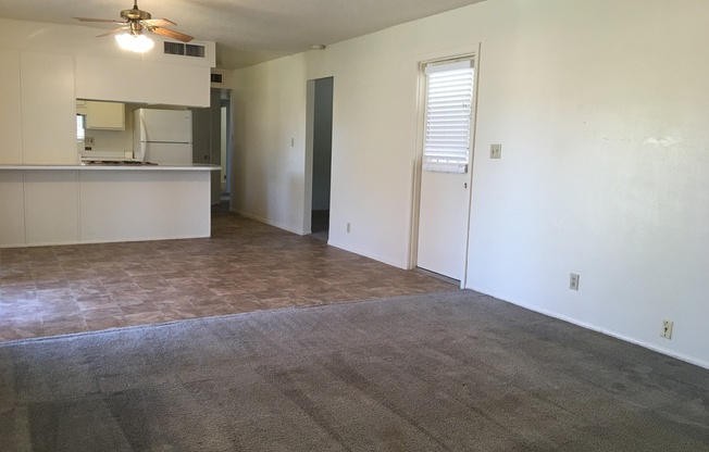 Large Grass Yard Tempe 3 Bed/ 1.75 Bath LANDSCAPING INCLUDED