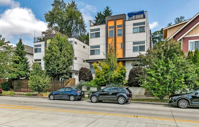 Modern Townhouse with Rooftop Deck & Bay Views!