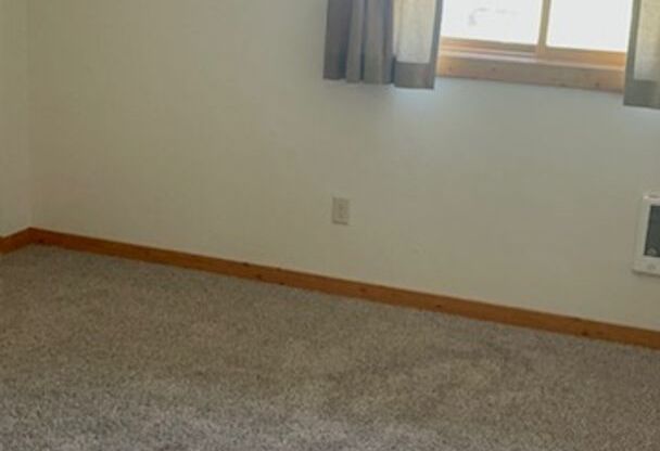 2 beds, 1 bath, $1,395, Unit # 322