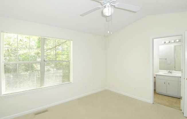 bedroom with ceiling fan