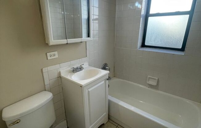 3 beds, 1 bath, $1,200, Unit 4842 #2S