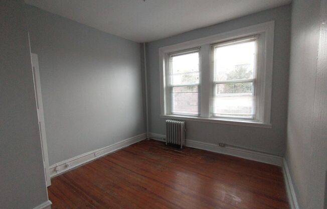 3 beds, 1 bath, 5 sqft, $1,675, Unit 3B