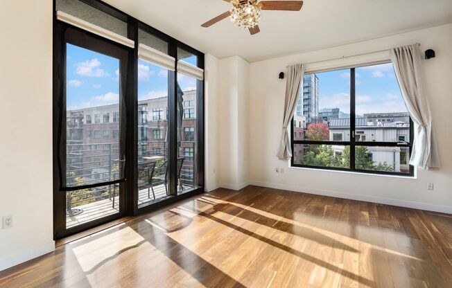 Park Place - 1 bed/1.5 bath/bonus room - Pearl District Condo w/NEW paint/bedroom carpet/parking/balcony/storage