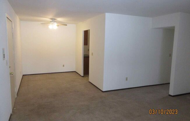 2 beds, 1 bath, $1,075, Unit 15621 - 03