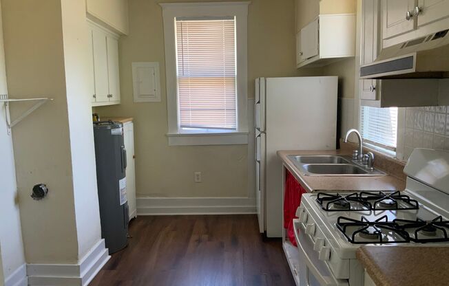 2 beds, 1 bath, $1,300