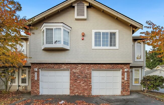 Kent East Hill Townhome with Garage & Patio