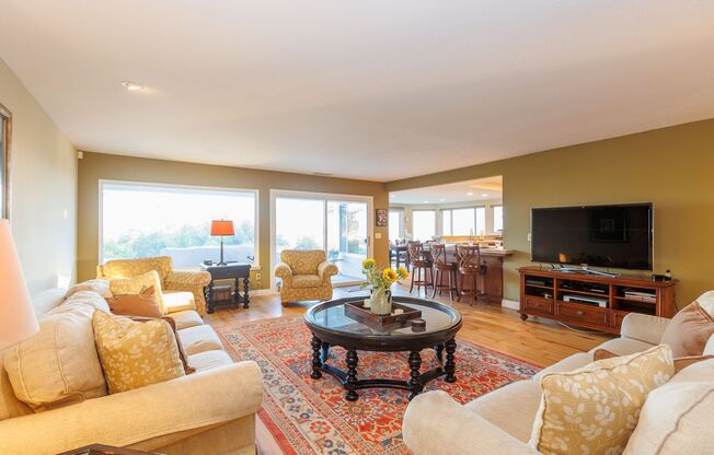 Stunning Views Over Cardiff - Charming Single Family Home